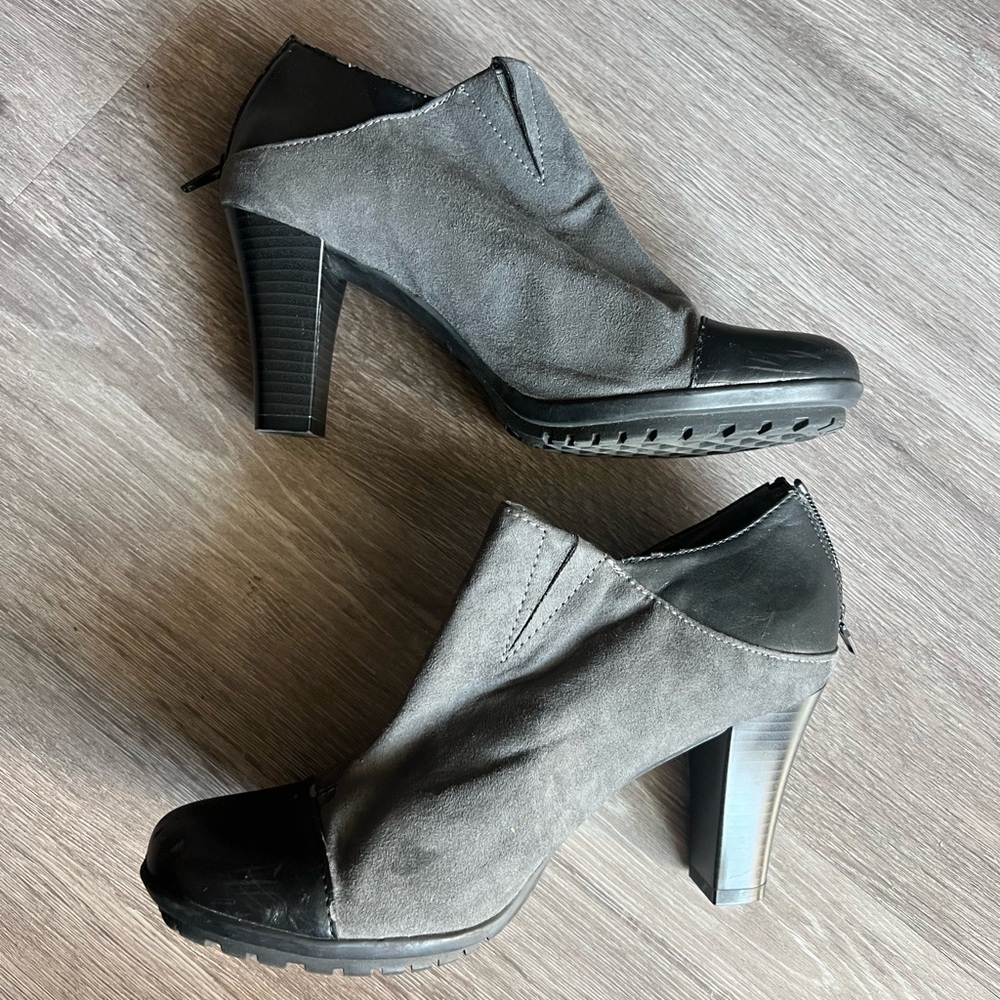 AEROSOLES Gray and Black Ankle Booties with Chunky Heel